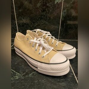 Converse Women’s Size 9 Chuck Taylor All Star Lift Platform Canvas Low Oat Milk